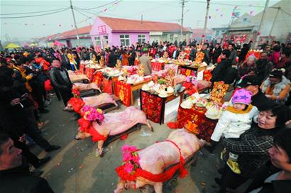 3万人挤爆田横祭海节 肥猪海鲜端上桌