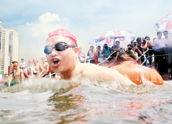 广州市领导去年畅游珠江羊城晚报记者 郑迅 林桂炎 摄