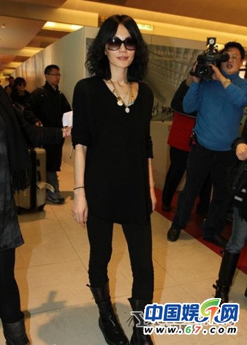 王菲那英巩俐 天后级女星穿衣减龄大法