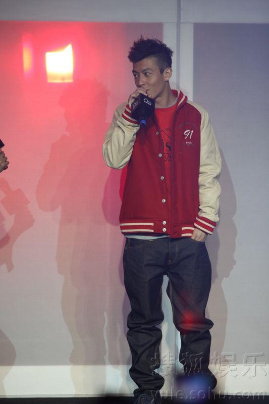 陈冠希受访摆臭脸 被问阿娇翻白眼爆粗口