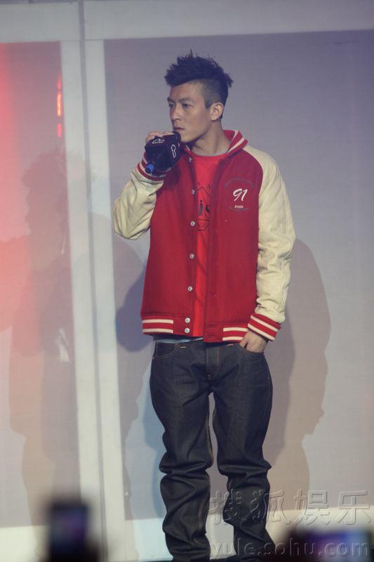 陈冠希受访摆臭脸 被问阿娇翻白眼爆粗口