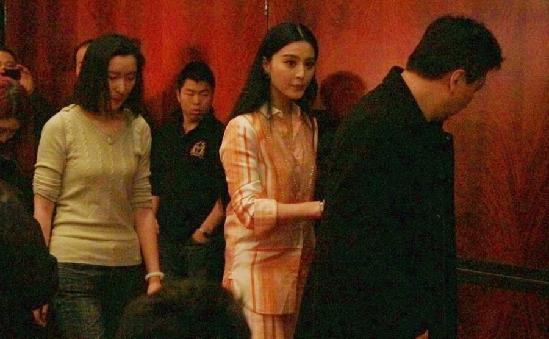 范冰冰现身获多人护驾 助理搀扶开路照顾周到