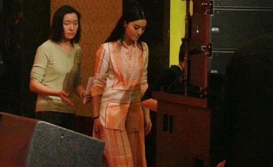 范冰冰现身获多人护驾 助理搀扶开路照顾周到