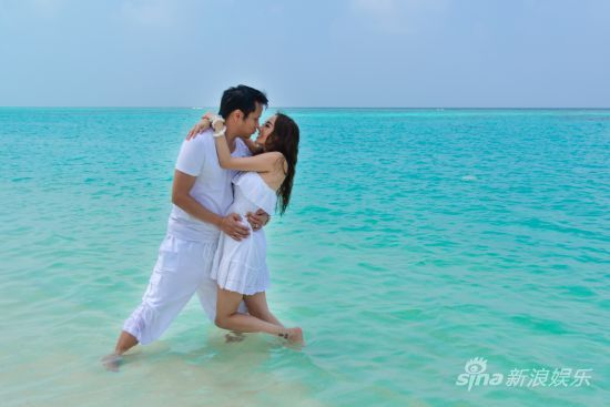 关颖比基尼婚纱照曝光 甜蜜对视恩爱爆棚