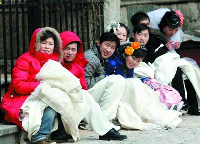 青岛海誓山盟声名远播 10万外地人来拍婚纱照