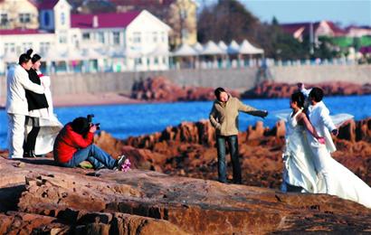 青岛海誓山盟声名远播 10万外地人来拍婚纱照