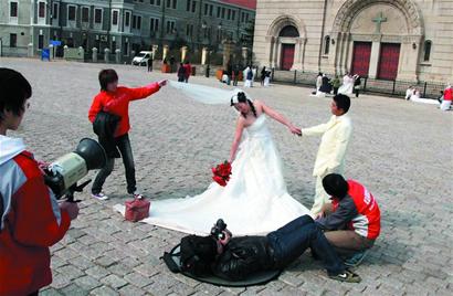 青岛海誓山盟声名远播 10万外地人来拍婚纱照