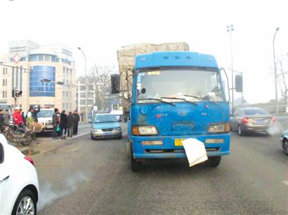 10米长送菜大货撞倒摩托 从司机头部碾过