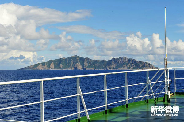 资料图：中国海监50船驶近钓鱼岛。