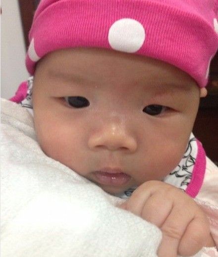 黄奕老公曝女儿正面照。