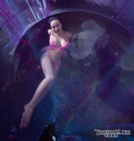 干露露曝光一组性感写真，真空上阵，透明薄纱裹身，大秀半球性感香艳。