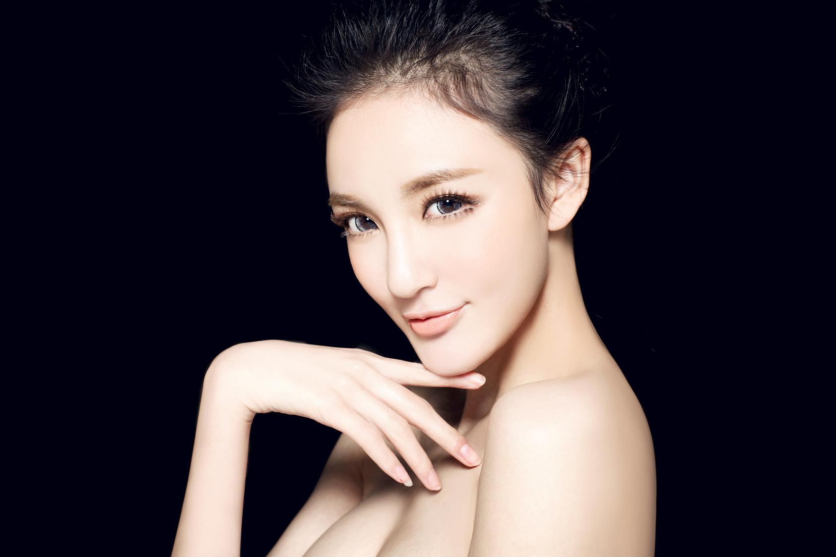 刘雨欣黑色视觉写真 展现完美面部轮廓