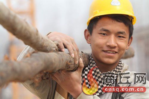 “二楼都是烟，烤得哪地方都发烫，我没管恁多，也不知道哪来恁大的劲，上去抱起了孕妇，把她送到了窗户下面。”——救人者张绿峰