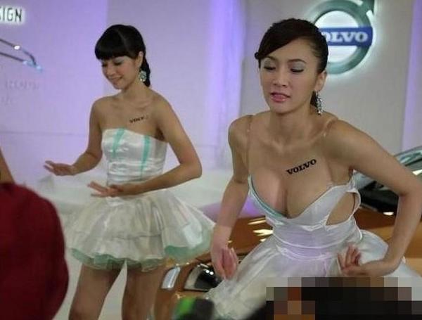 大胆开放女车模 穿得太露骨了