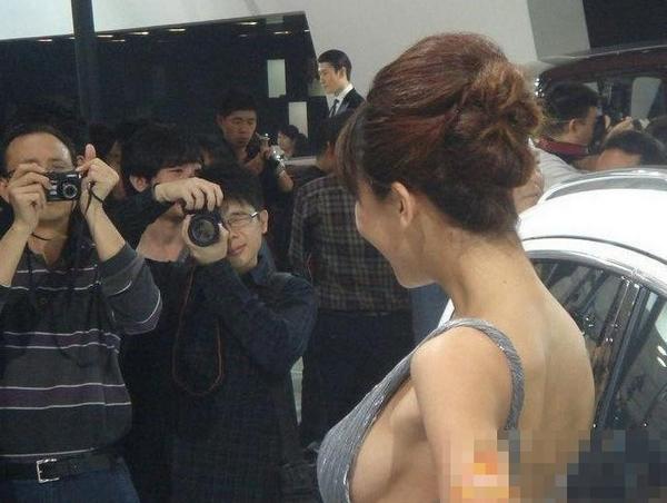 大胆开放女车模 穿得太露骨了