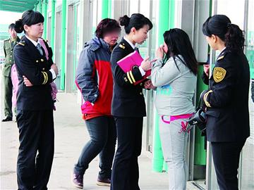 车站拦下的女孩身有多处青 车站拦下的女孩身有多处青