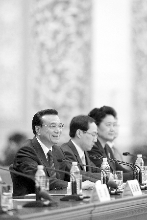 记者会上，孙宁（中）就坐在总理身边 新华社发