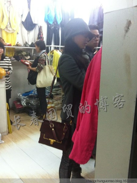 陈数携神秘男批发市场扫货 穿着低调无星范