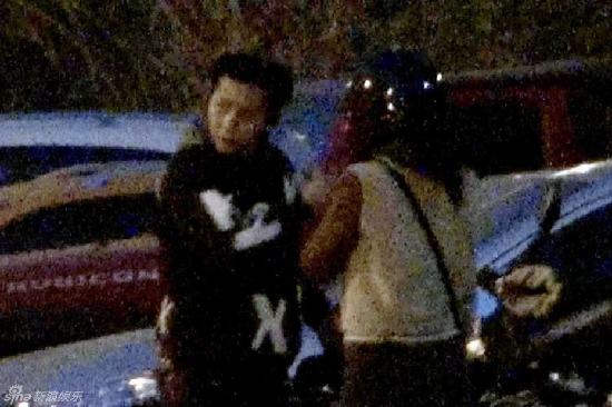 李晨深夜驾重机车带张馨予兜风 身穿骷髅图似飞车党