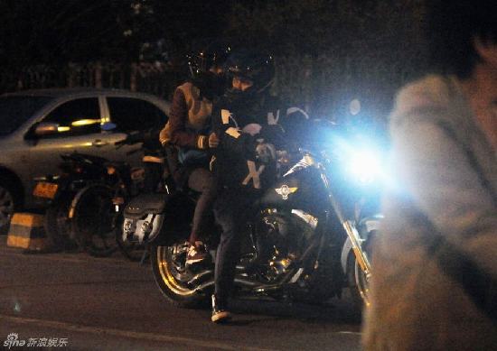 李晨深夜驾重机车带张馨予兜风 身穿骷髅图似飞车党