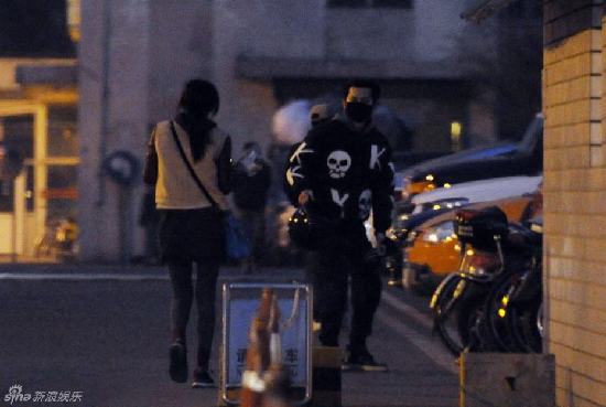 李晨深夜驾重机车带张馨予兜风 身穿骷髅图似飞车党