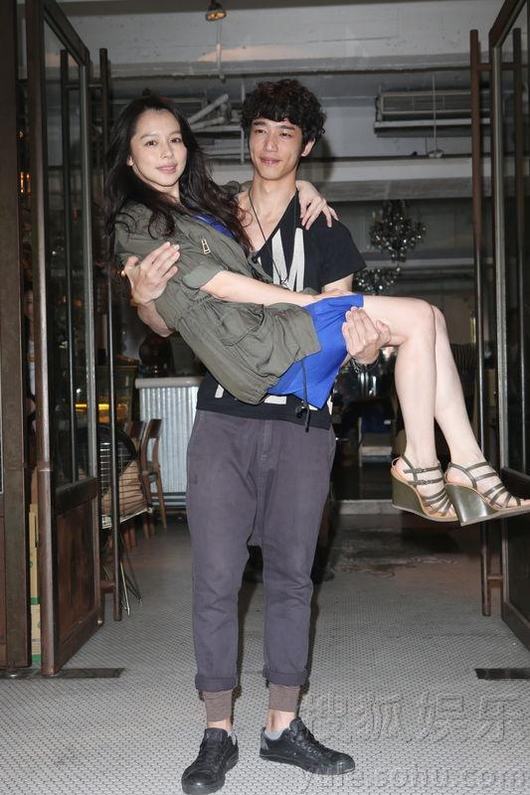 38岁徐若瑄遭猛男公主抱面带羞涩 新片探秘“性高潮”