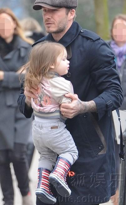 “潮爸”贝克汉姆领女儿出街 小七时尚着装似小辣妹