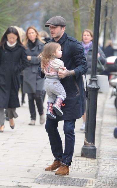 “潮爸”贝克汉姆领女儿出街 小七时尚着装似小辣妹
