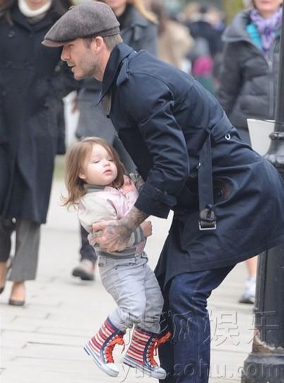 “潮爸”贝克汉姆领女儿出街 小七时尚着装似小辣妹