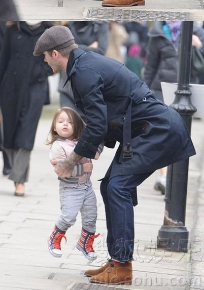 “潮爸”贝克汉姆领女儿出街 小七时尚着装似小辣妹