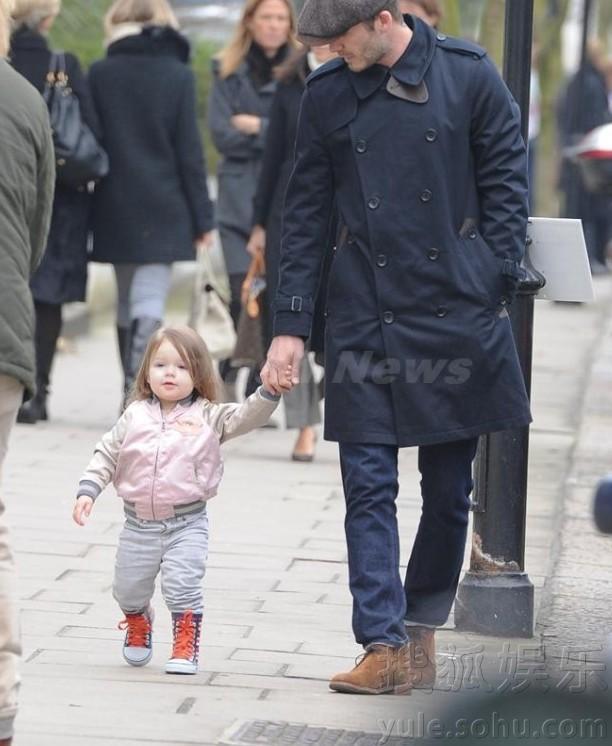 “潮爸”贝克汉姆领女儿出街 小七时尚着装似小辣妹