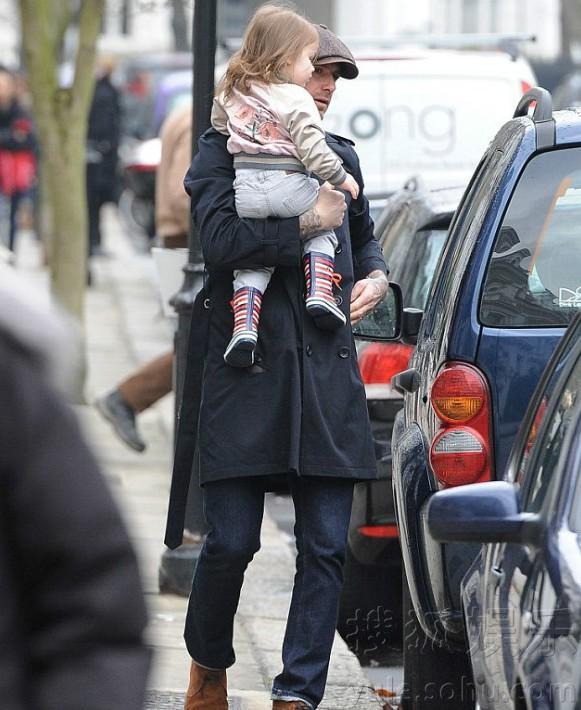 “潮爸”贝克汉姆领女儿出街 小七时尚着装似小辣妹