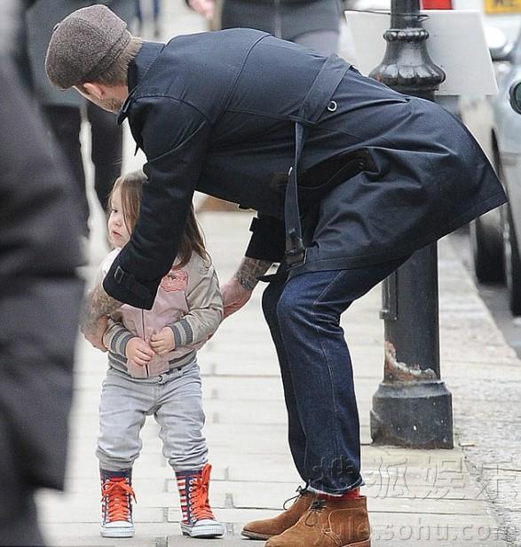 “潮爸”贝克汉姆领女儿出街 小七时尚着装似小辣妹