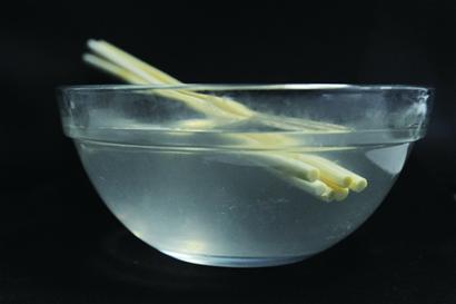 一次性“黑筷子”涮出“黄汤” 一次性“黑筷子”涮出“黄汤”