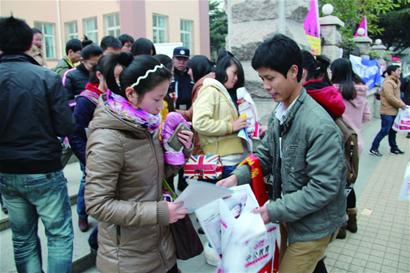 考公热浪吹胀培训班钱袋