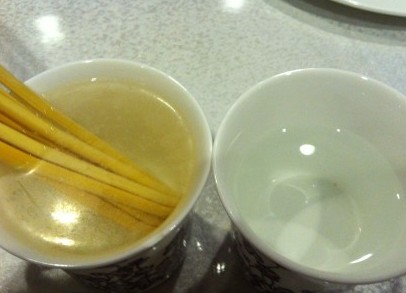 黄渤吐槽一次性筷子染黄一杯水 或硫黄熏蒸