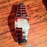 2.5万元雷达手表屡修屡坏 商家称只修不退