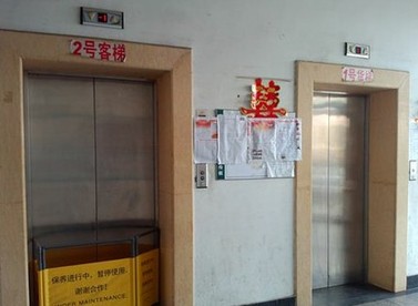 百余户共用一部过保货梯 景泰尚都住户回家难