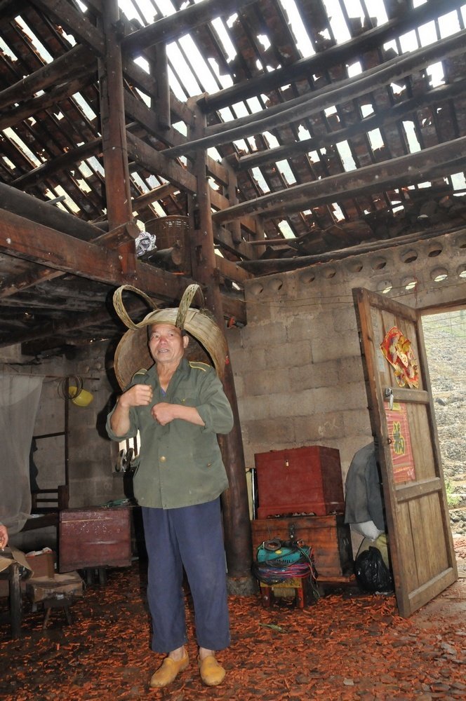 广西遭遇罕见冰雹袭击 房屋被打烂