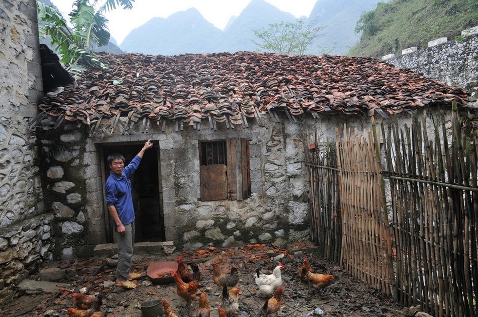 广西遭遇罕见冰雹袭击 房屋被打烂