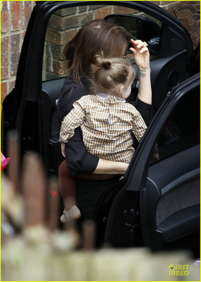 贝嫂抱小七观音乐剧 次子手捧鲜花帅气抢镜