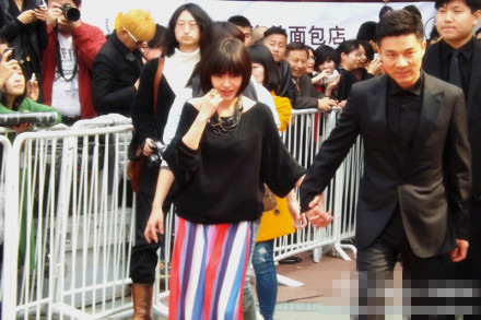 小S与老公许雅钧牵手