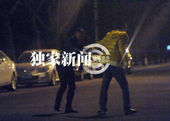 聂远深夜外出会友 酒醉失态亲吻熊抱同性友人