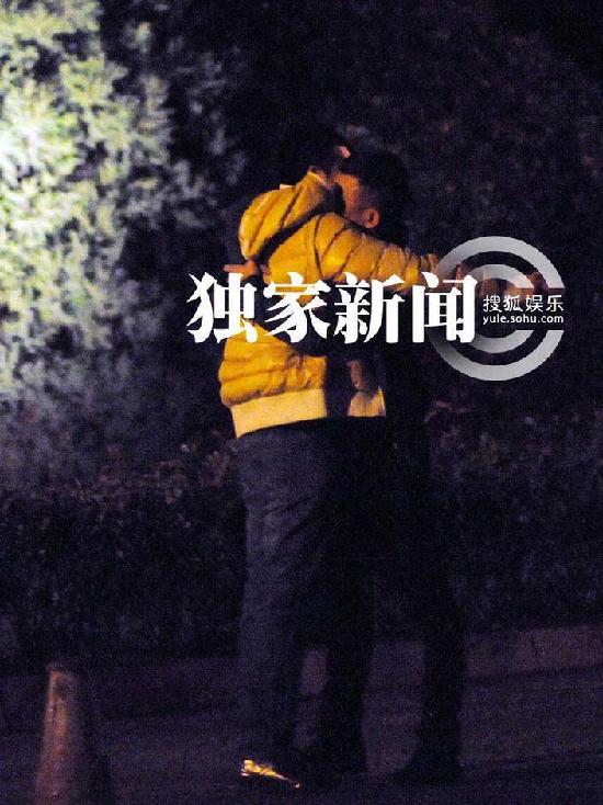 聂远深夜外出会友 酒醉失态亲吻熊抱同性友人
