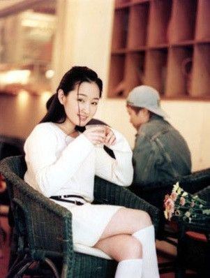 42岁杨钰莹复出捞金秀美腿 10年前红楼绝版艳照曝光