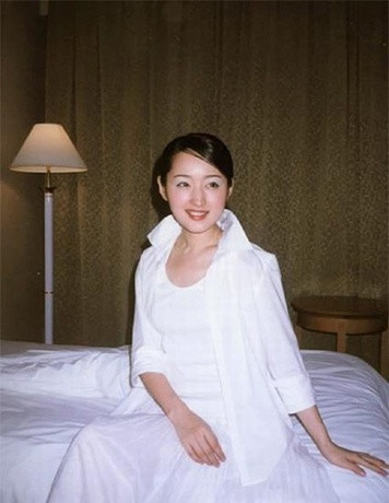 42岁杨钰莹复出捞金秀美腿 10年前红楼绝版艳照曝光