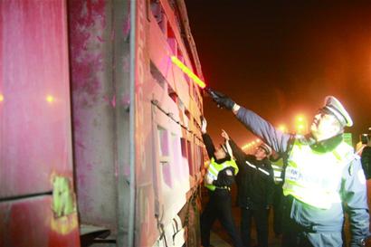 违法大货转战郊区 司机被查都是一套词称刚来的