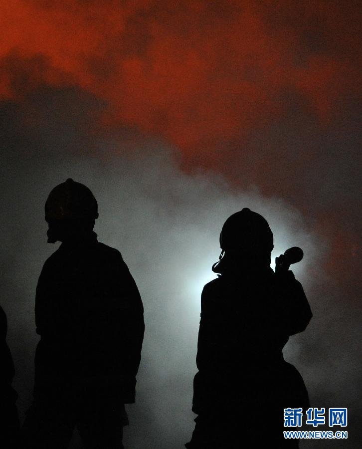 西安东郊木材厂突发火灾 过火面积1000平米