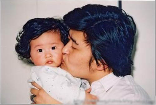 刘欢妻女罕见私房照 21岁女儿刘熠思金发潮人范