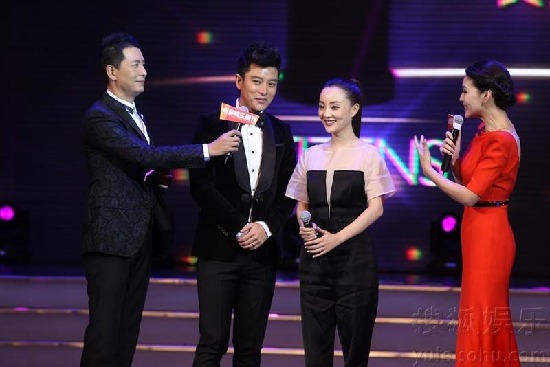 李小璐贾乃亮甜蜜亮相活动